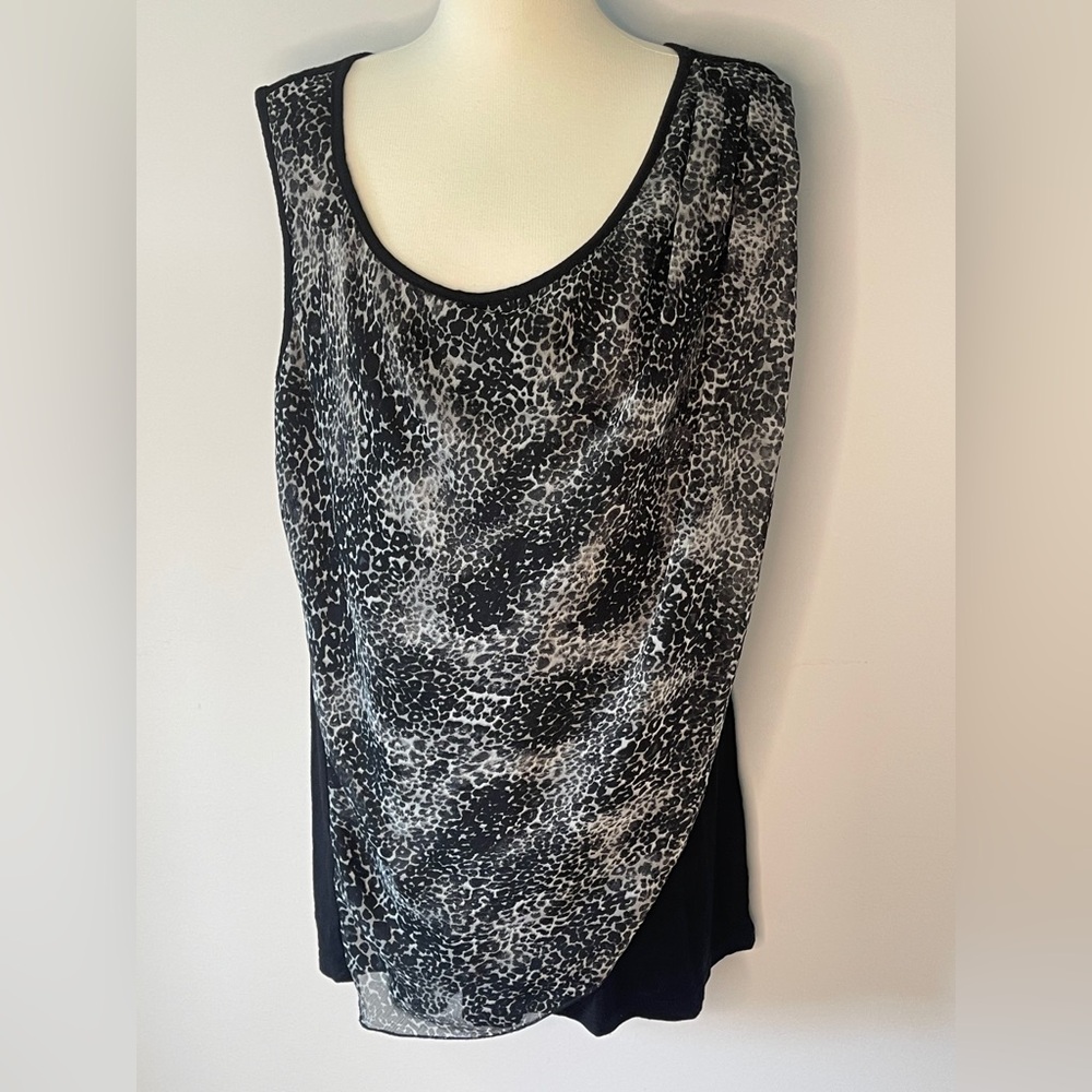 Reitman’s 🇨🇦  sleeveless black/grey animal print Top Sz Med